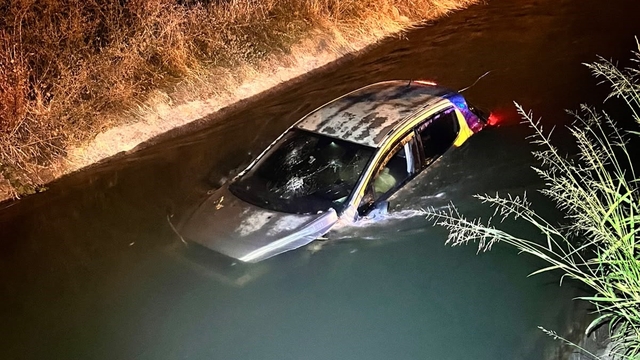 Sındırgı'da otomobil kanala uçtu: 2 yaralı