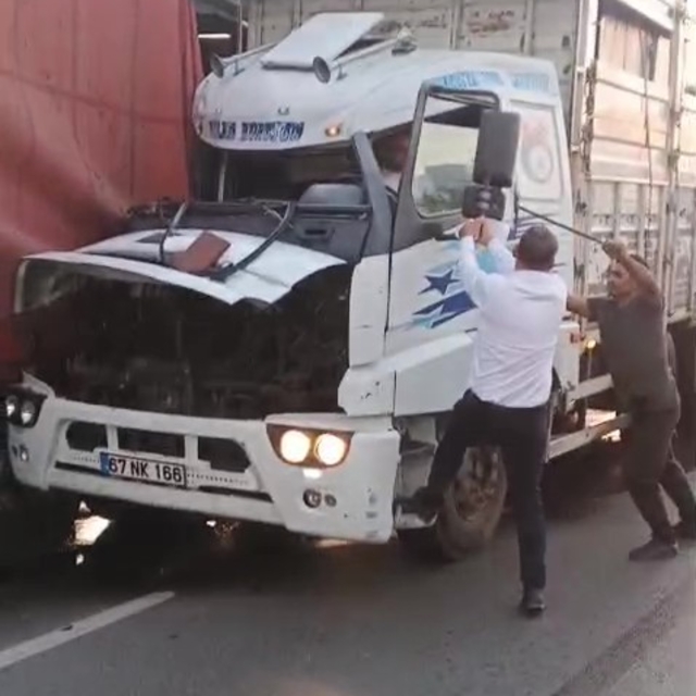 D100'de tıra çarpan kamyonun kupası ezildi: Sürücü sıkıştı