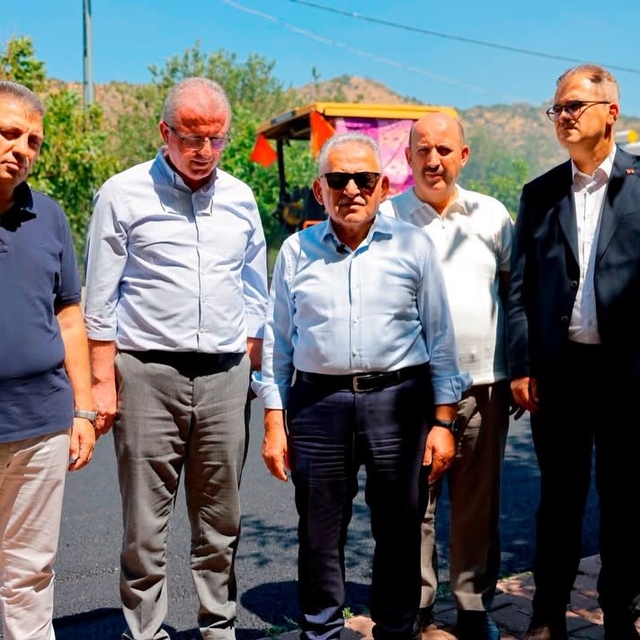 Başkan Büyükkılıç, Sazyolu caddesindeki sıcak asfalt çalışmalarını inceledi