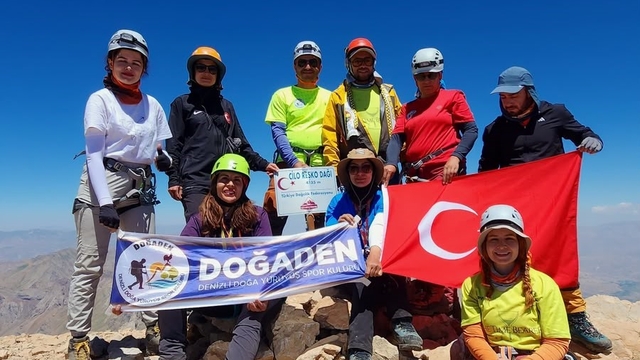 Denizlili dağcılar Hakkâri'de zirve yaptı