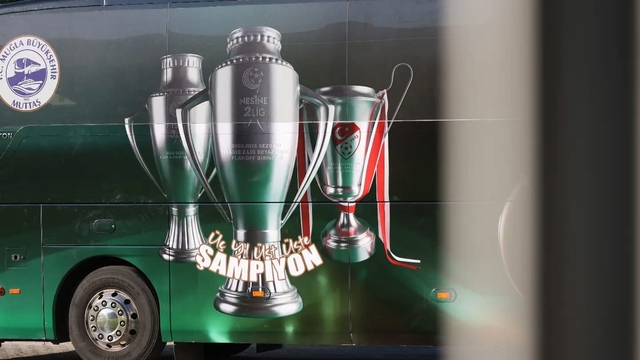Muğlaspor'un yeni takım otobüsü kupalarla donatıldı