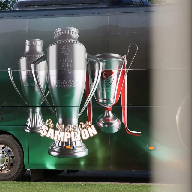 Muğlaspor'un yeni takım otobüsü kupalarla donatıldı