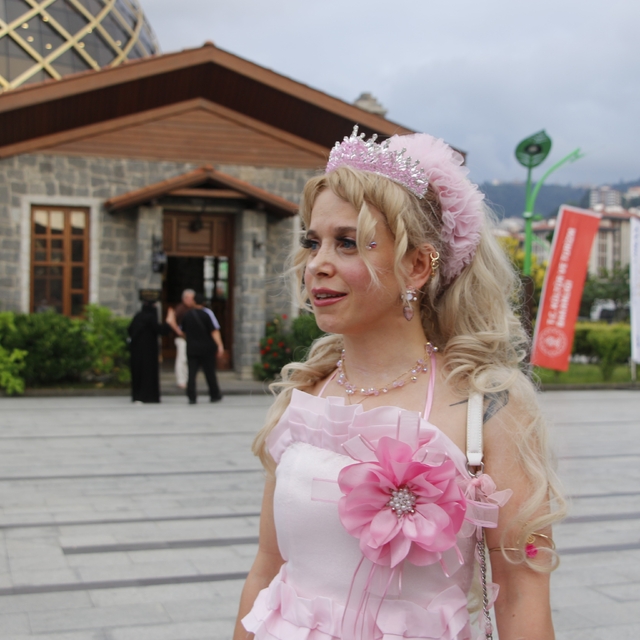 O 'Rizeli Barbie'
Pembe elbisesiyle Rize'nin 'Barbie Abla'sı oldu