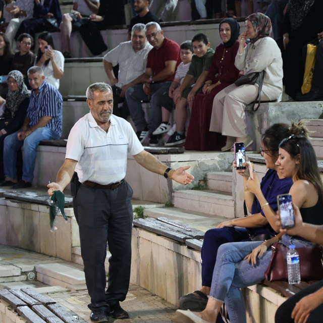 İnşaatçı ustasının "Halayı bırakma" vasiyetini 54 yıldır oynayarak yaşatıyo...
