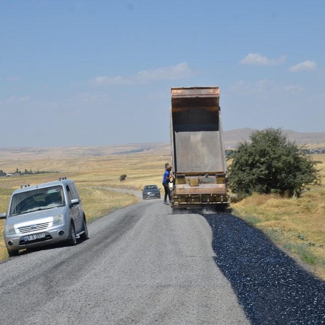 Uzgörür'de asfalt ve altyapı çalışmaları sürüyor