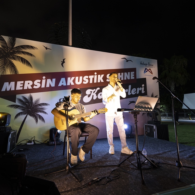 Mersin'de yaz akşamları akustik konserlerle renkleniyor