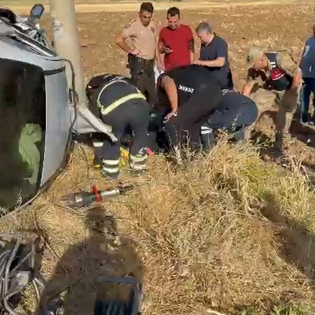 Elazığ'da otomobil yan yattı: 2 yaralı