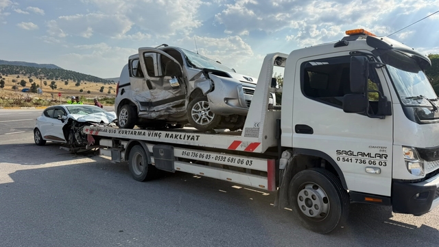İki otomobilin çarpıştığı kazada 5 kişi yaralandı