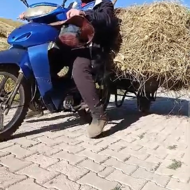 Yüksekovalı vatandaşın pratik zekası: Motosikletin arkasına el arabası bağl...