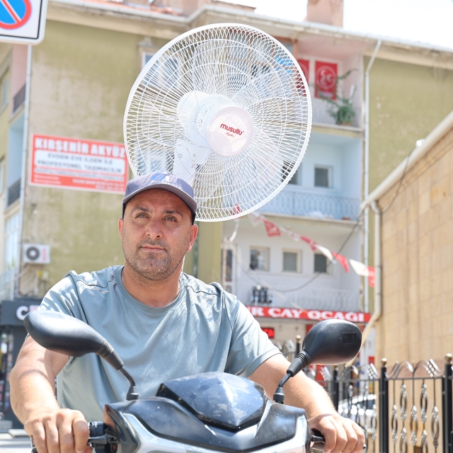 Kırşehir'de sıcaktan bunalan vatandaş, elektrikli motoruna vantilatör taktı...
