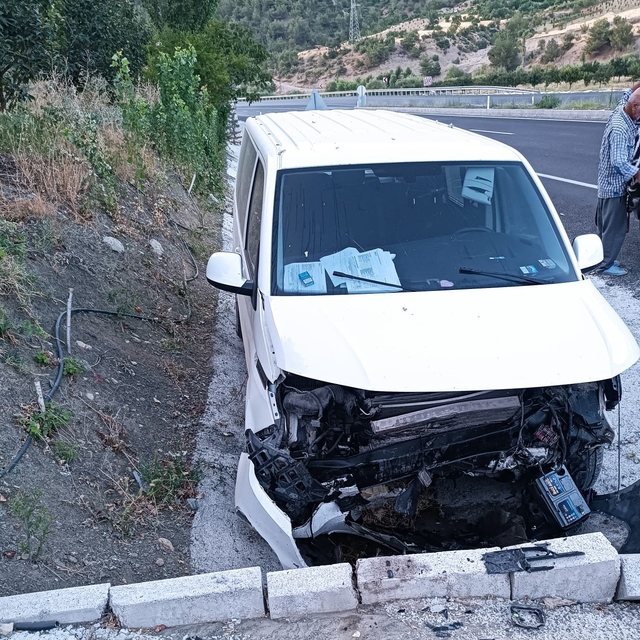 Menfeze çarpan araç sürücüsü yaralandı