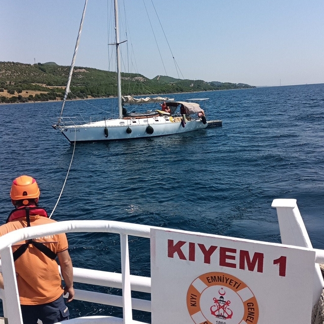 Çanakkale Boğazı'nda sürüklenen tekne kurtarıldı