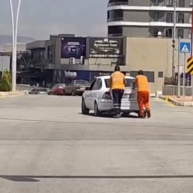 Çorum'da yolda kalan sürücünün yardımına belediye temizlik personeli koştu