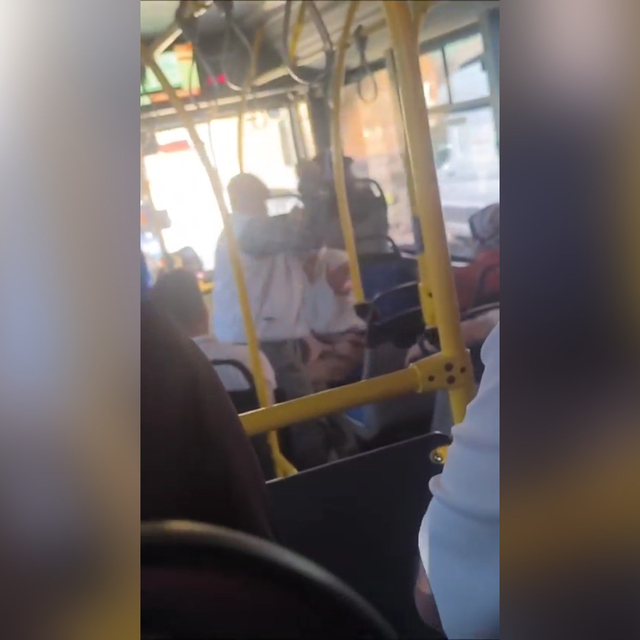 Halk otobüsünde yumruklu kavga kamerada