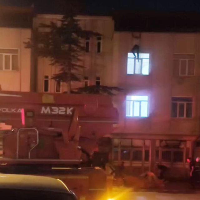 Çatıdan eve girmek isteyen kişinin 3'üncü kattan düştüğü anların görüntüsü...