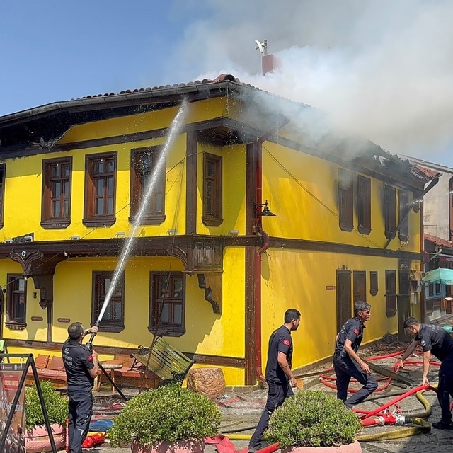 Kafedeki yangında 9 kişi dumandan etkilendi