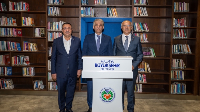 Bakan Yardımcısı Nadir Alpaslan Şehir Kütüphanesini gezdi
