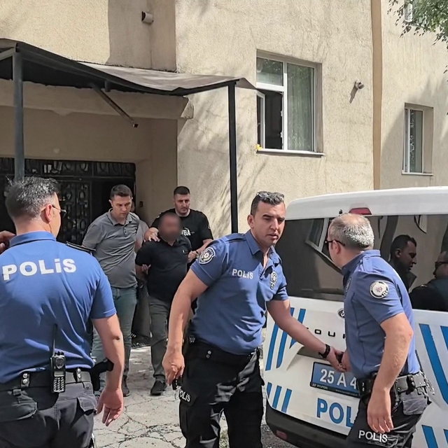 Erzurum'da çocuklarıyla balkona çıkan uzaklaştırma kararlı koca ikna edildi...