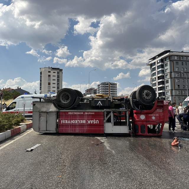 Uşak'ta itfaiye aracı ile kamyon çarpıştı: 2 itfaiye personeli yaralandı