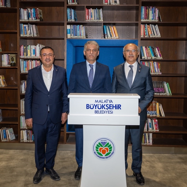 Bakan Yardımcısı Nadir Alpaslan Şehir Kütüphanesini gezdi