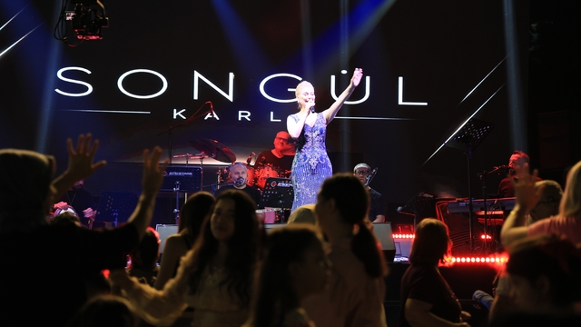 Çameli Festivalinde Songül Karlı rüzgarı
Çameli'de Songül Karlı vatandaşların arasına karışıp şarkı söyledi