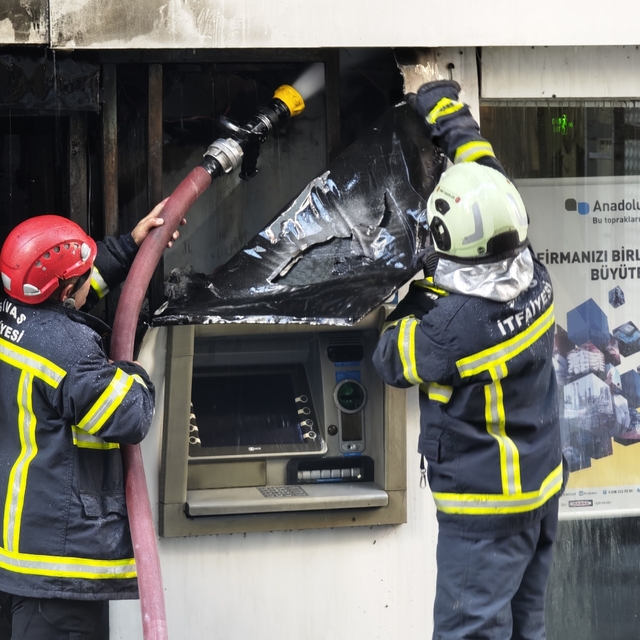 ATM'de çıkan yangın paniğe neden oldu