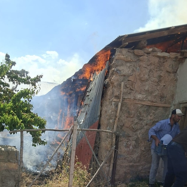 Van'da korkutan yangın: Alevler bitişikteki evlere sıçramadan söndürüldü