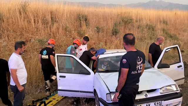 Bingöl'de otomobil yoldan çıktı: 2 yaralı