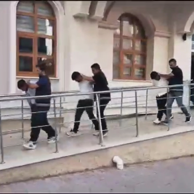 Minibüsün camını kırıp, para ve altınları çalan kar maskeli 5 şüpheli tutuk...