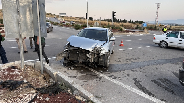 Çorum'da iki otomobil çarpıştı, sürücüler yara almadan kurtuldu