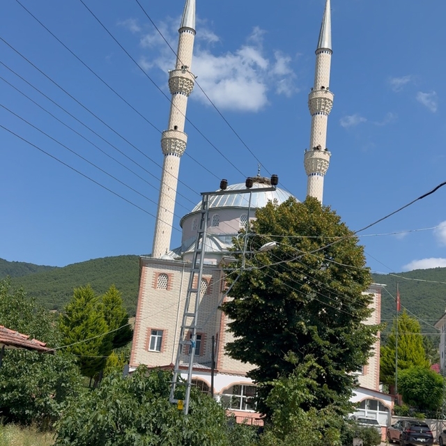 Muhtarlık anons sistemindeki tadilat sırasında cami hoparlörlerinden müzik...