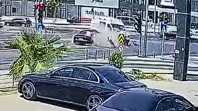 Mersin'de ambulans ile otomobilin çarpışması kamerada; 3'ü sağlık çalışanı 5 yaralı