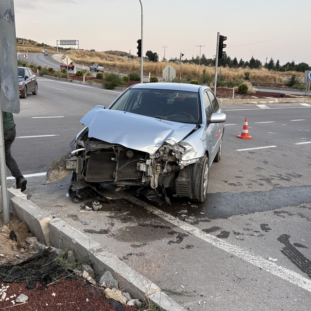 Çorum'da iki otomobil çarpıştı, sürücüler yara almadan kurtuldu