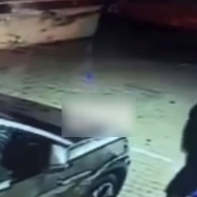 Aracın camını taş atarak kıran şüpheli yakalandı; o anlar kamerada