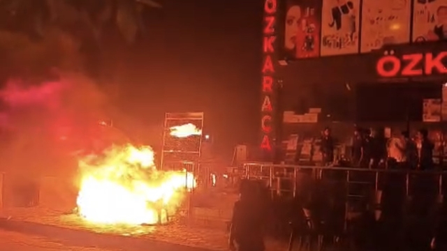 İş yeri önünde korkutan yangın