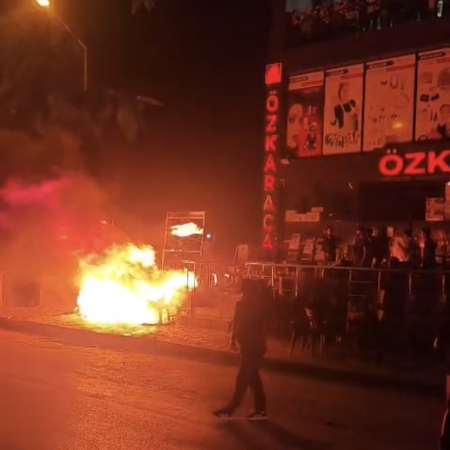 İş yeri önünde korkutan yangın