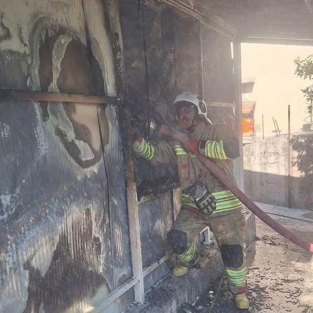 Altınözü'nde konteyner yangını yaşandı