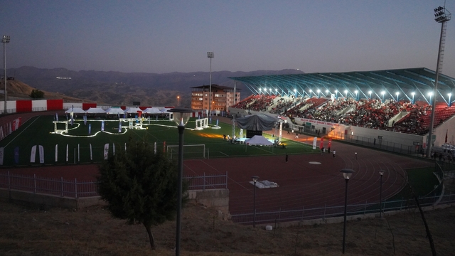 Şırnak'ta TEKNOFEST Drone Şampiyonası rüzgarı
Şırnak semalarında ışıklandırılmış dronlar görsel şölen oluşturdu
Vali Ekici: "Siz kanatlarınızı açın, biz altına rüzgar vereceğiz"