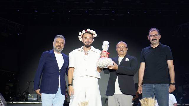 Sarımsak festivalinde sahne alan Sefo, binlerce vatandaşa unutulmaz bir gece yaşattı
Sahneden inerek seyircilerin arasına karışan Sefo, satın aldığı taçları vatandaşlara dağıttı