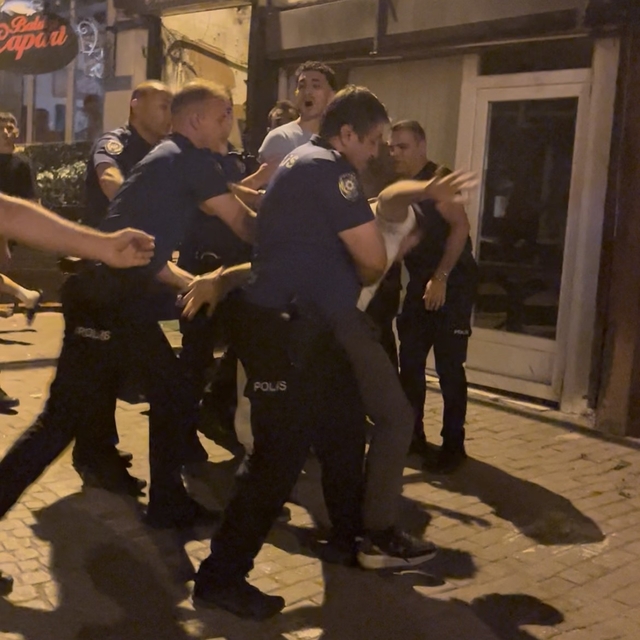Polisin yanında bile durmadılar… Tarihi Arapşükrü Sokağı'nda kavga kamerada...