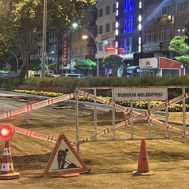 Burdur'da belediyenin gece yaptığı yol çalışması vatandaş talebiyle polis t...