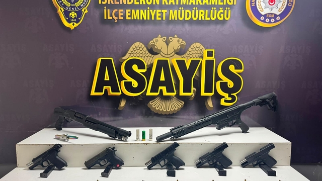 Ev ve araç kurşunlayan şahısların evlerinde yatakların arasından silah çıktı