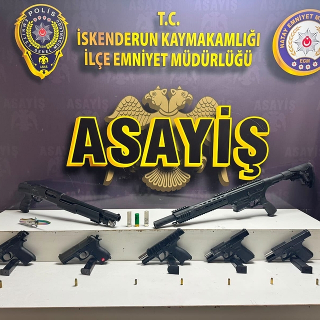 Ev ve araç kurşunlayan şahısların evlerinde yatakların arasından silah çıkt...