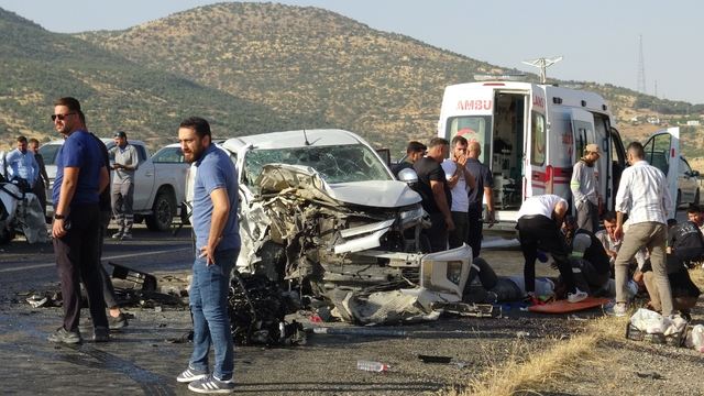 Batman'da pikap ile hafif ticari araç çarpıştı: 7 yaralı