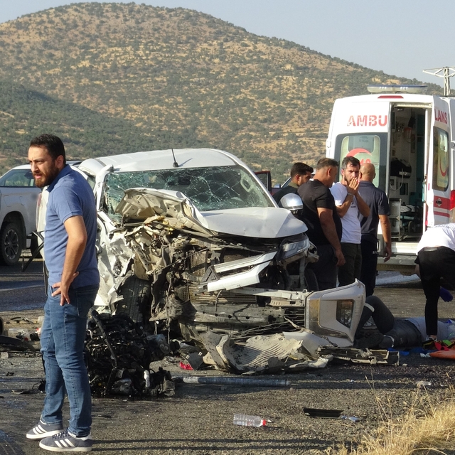 Batman'da pikap ile hafif ticari araç çarpıştı: 7 yaralı