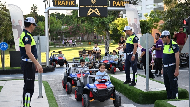 Mersin'de minikler trafik kurallarını direksiyon başında öğrendi