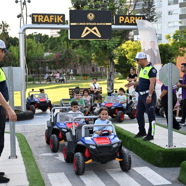 Mersin'de minikler trafik kurallarını direksiyon başında öğrendi
