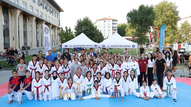 Minik Tekvandocular Kütahya'da dostluk için mücadele etti