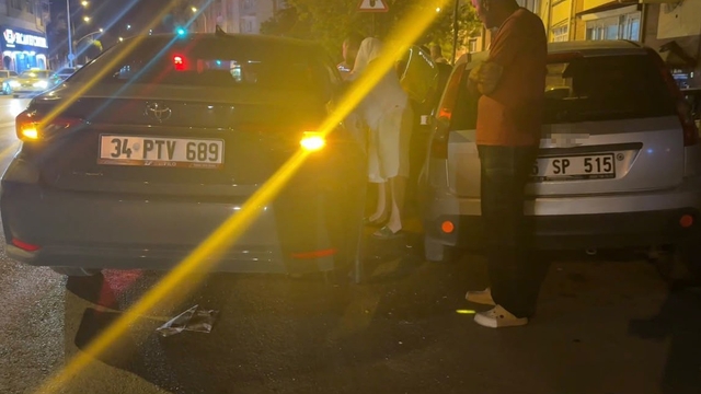 Kontrolden çıkan otomobil park halindeki araçlara çarptı: 3 araçta hasar oluştu
