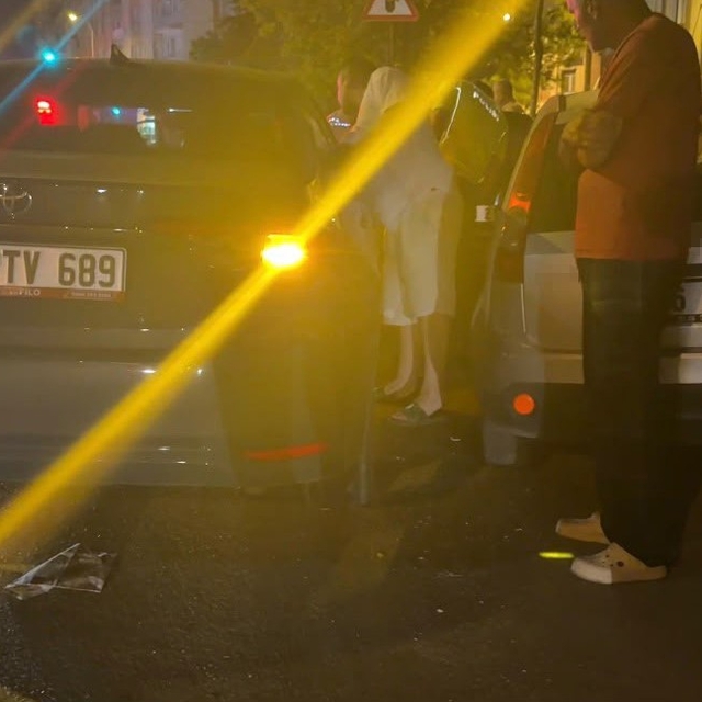 Kontrolden çıkan otomobil park halindeki araçlara çarptı: 3 araçta hasar ol...
